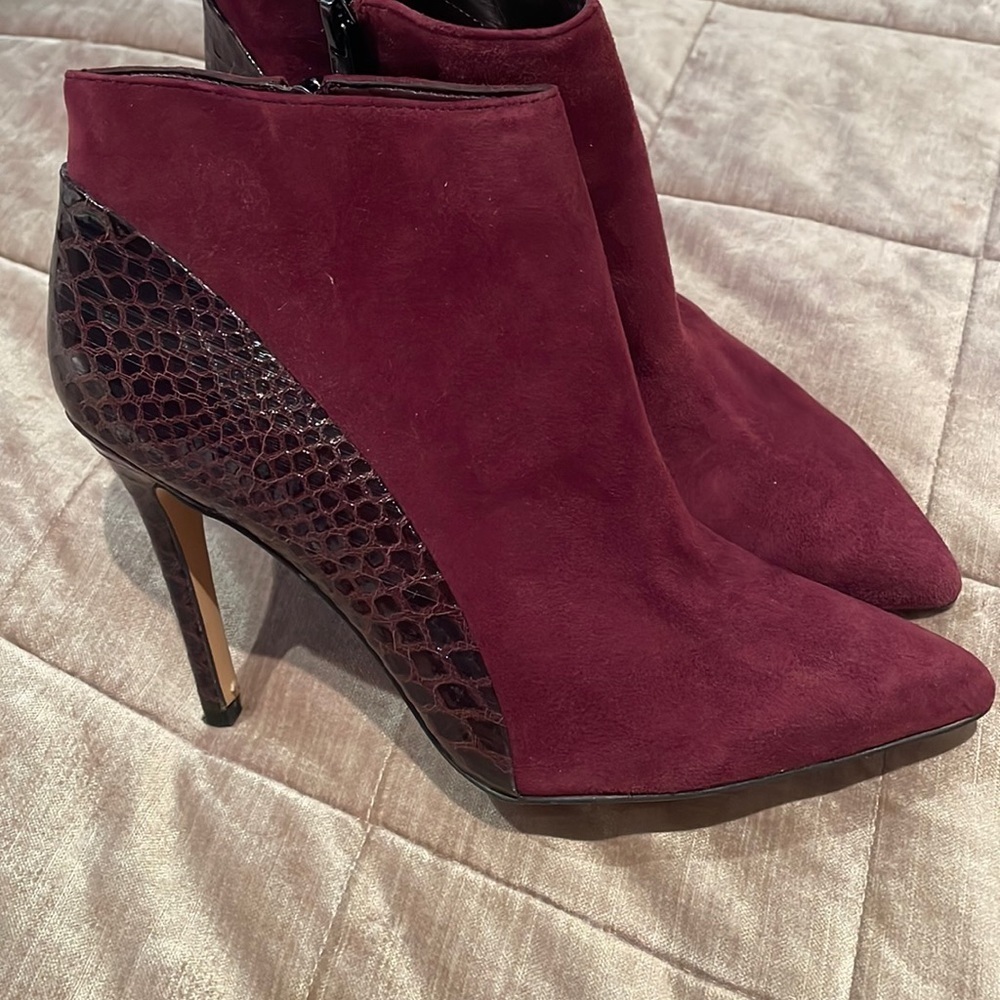 Vince Camuto Suede Aligator Embossed Heeled Booties Boots size 7 1/2